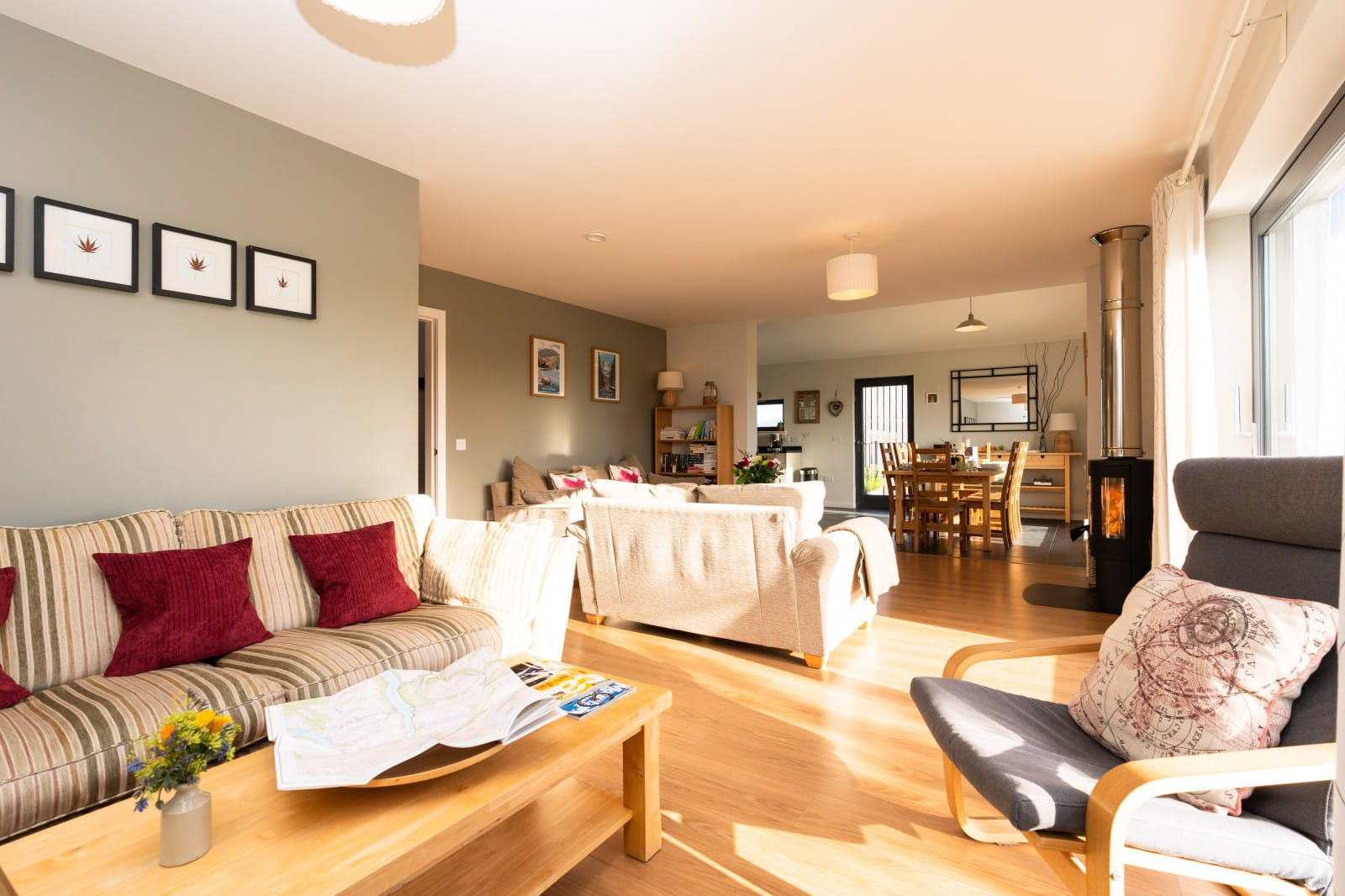 Large, open plan lounge, dining area & kitchen